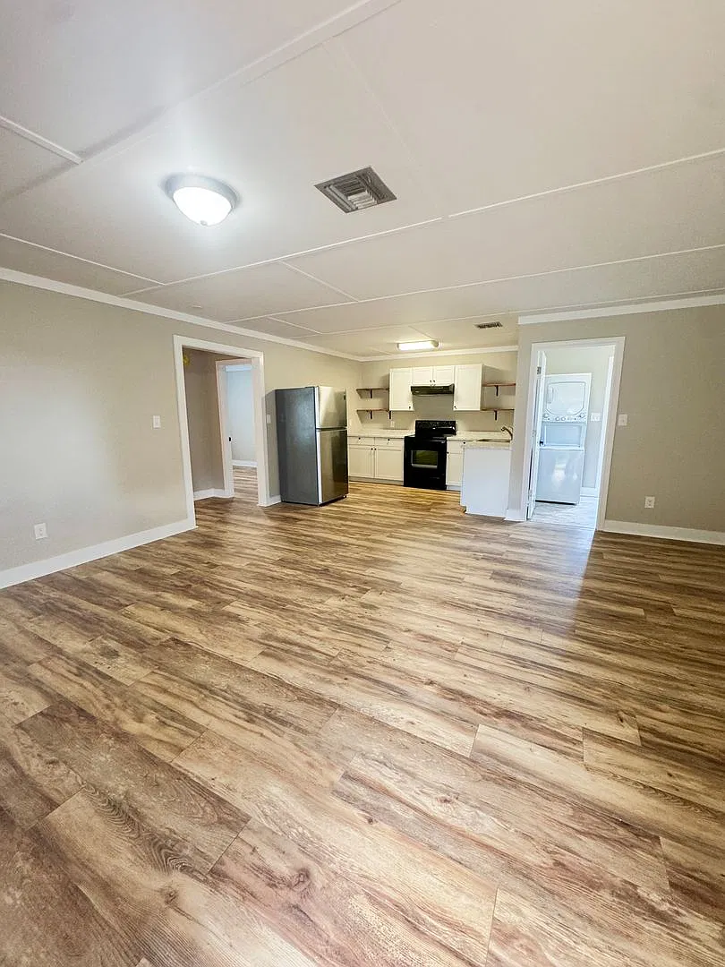 Country Cottage - Adorable 2 bedroom, 1 bath! Landscaping included! — Photo 3