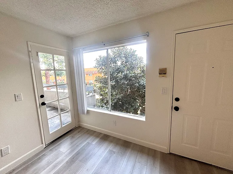 6331 Los Robles Ave #6 — Photo 16