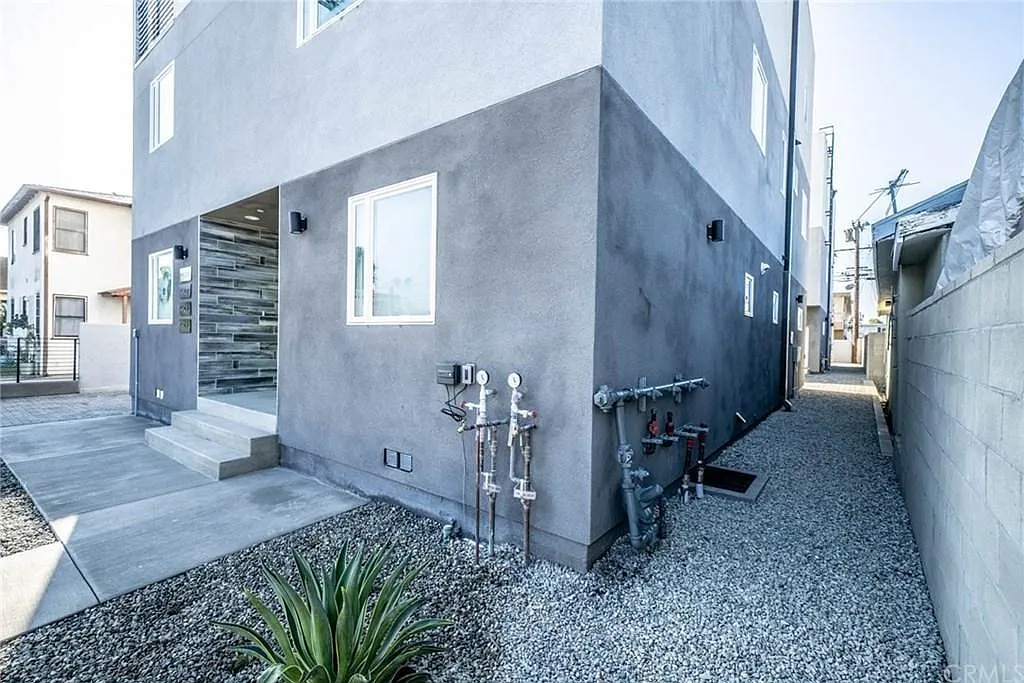 4820 Saint Charles Pl — Photo 2
