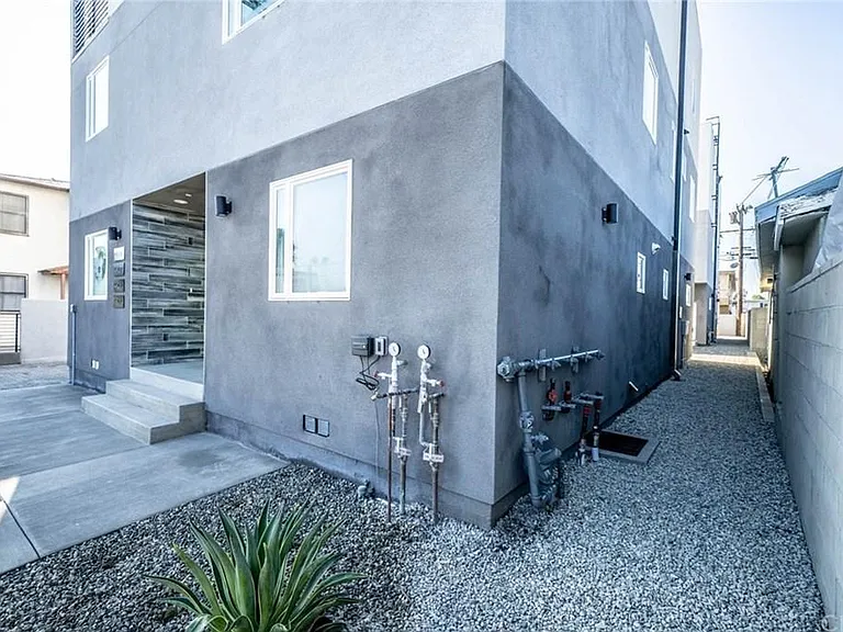 4820 Saint Charles Pl — Photo 2