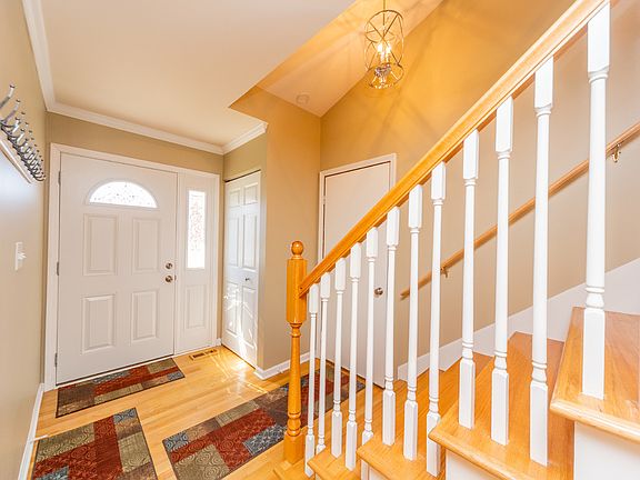 4th image of 2392 Goldfinch St