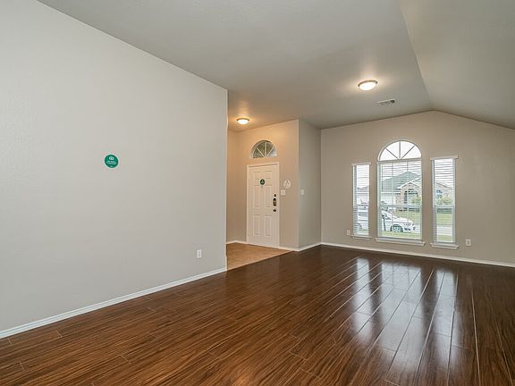 4th image of 904 Nancy Dr