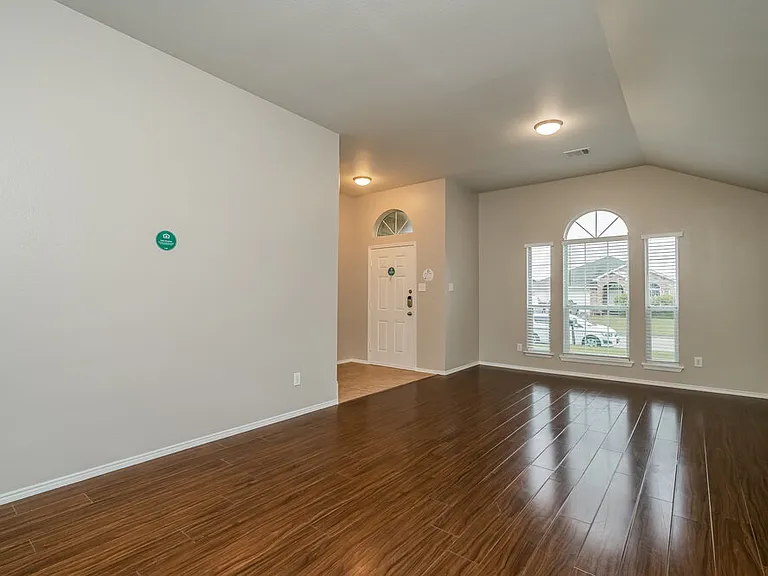 904 Nancy Dr — Photo 4