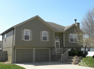 625 Gateway Dr, Grain Valley, MO 64029