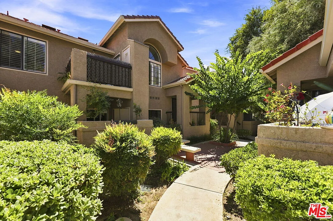 2 bed, 2.0 bath, 954 sqft, $3,599 — Photo 2