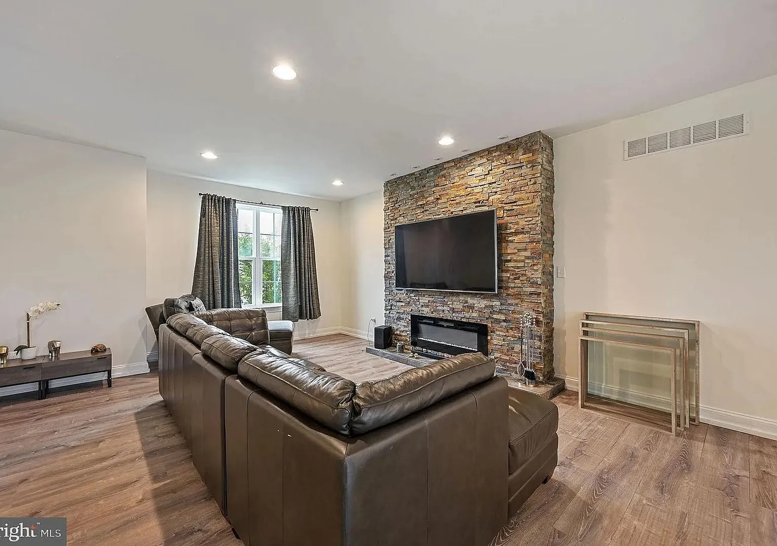 Spacious 3BR 3.5 Bath Townhome (Pet Friendly), Finished Basement with full bathroom, Spacious Kit... — Photo 3