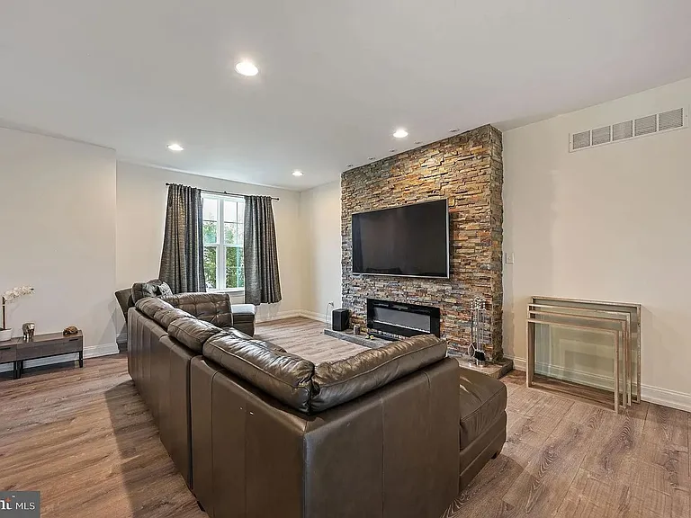 1340 Carrick Ct — Photo 3