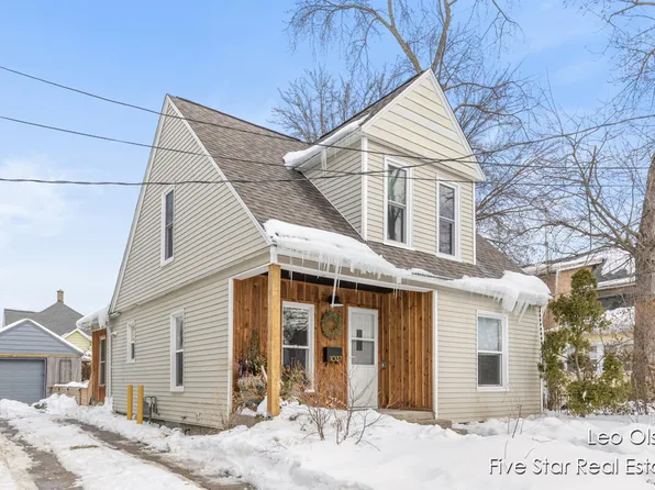 1037 Lilac Ct NE, Grand Rapids, MI 49503