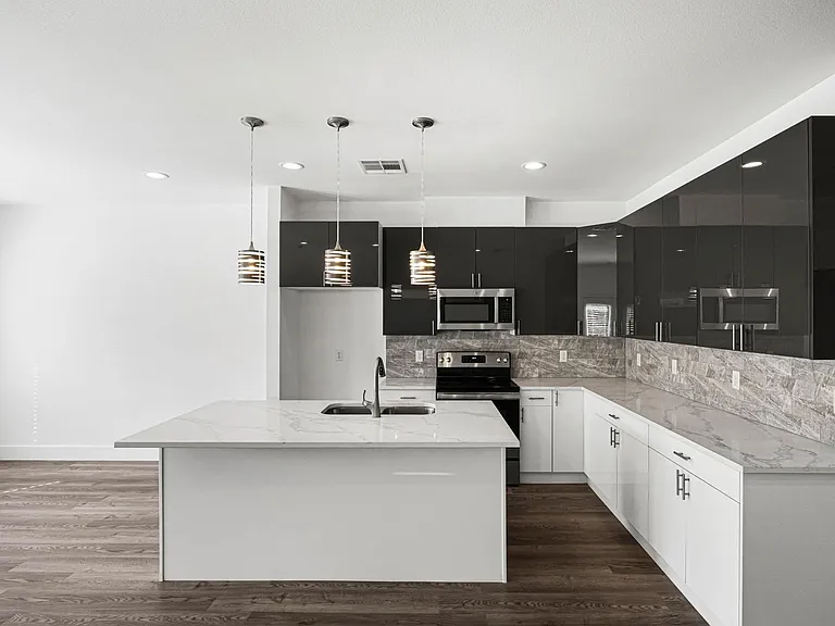 4512 Noble St — Photo 5