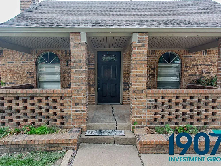 1201 Kings Ct — Photo 4