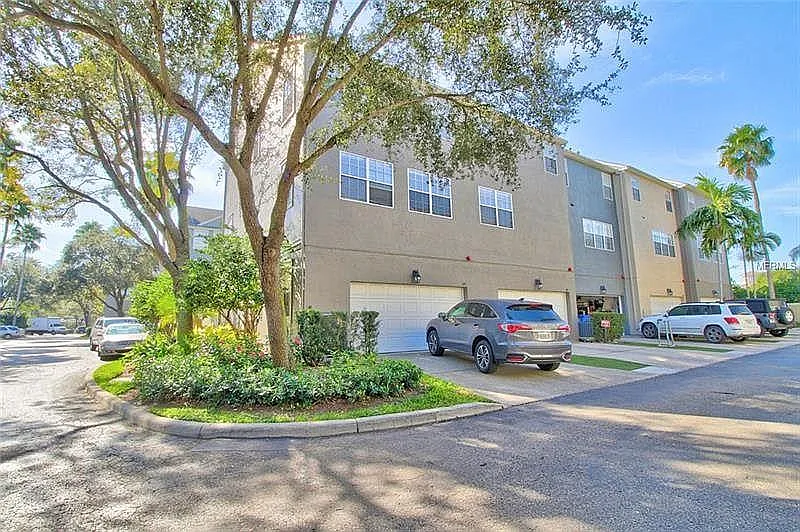 3 bed, 2.5 bath, 1648 sqft, $4,400 — Photo 3