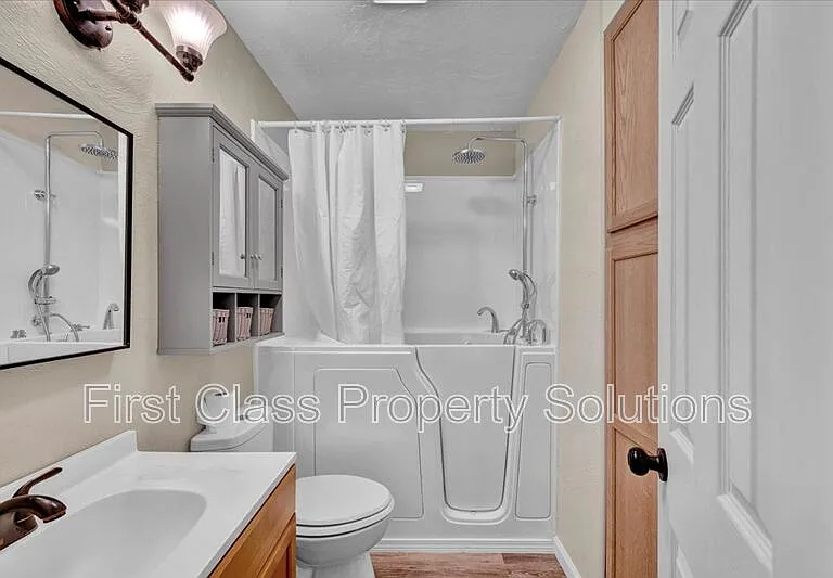 211 E 2nd St — Photo 19