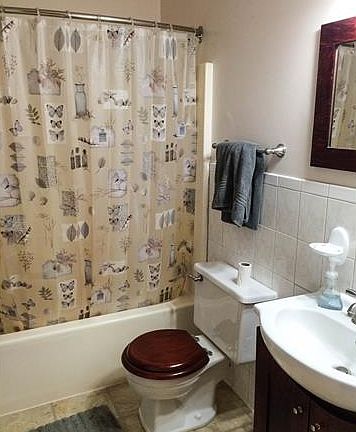 4th image of 7407 Noble Ave