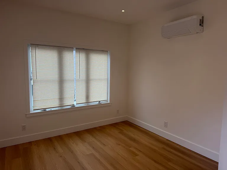 915 E Cota St #STUDIO — Photo 12