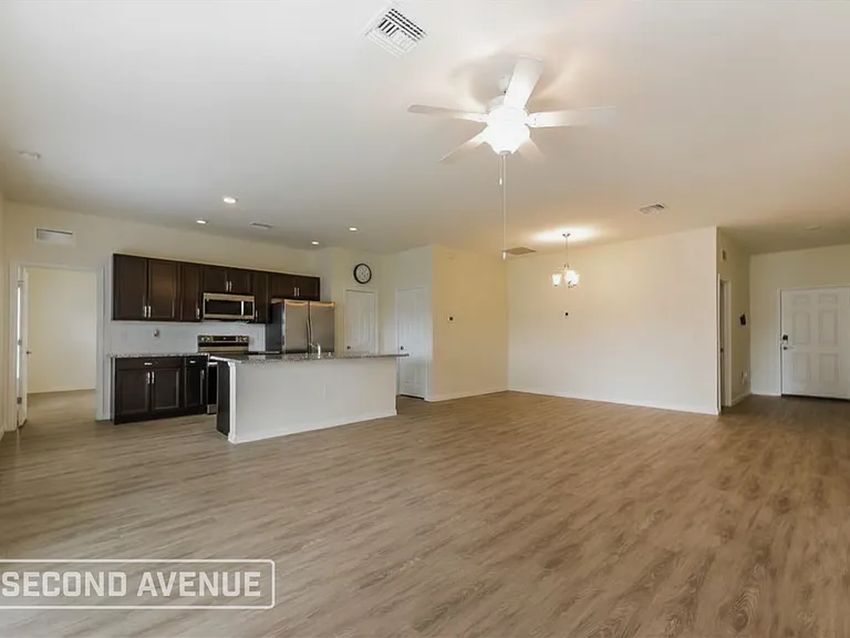 3202 NE 14th Pl — Photo 3