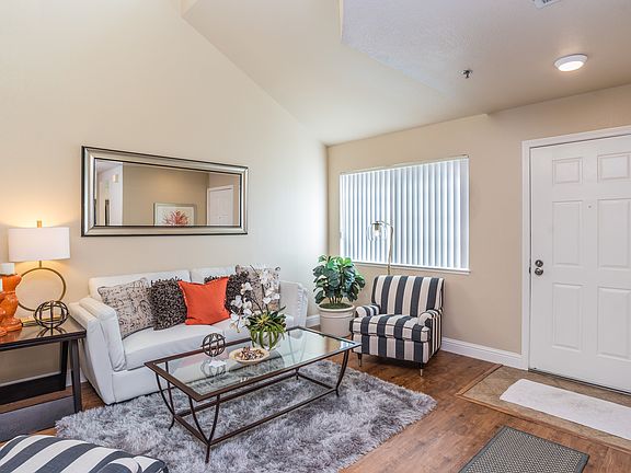 4th image of 1010 Arlington Ln
