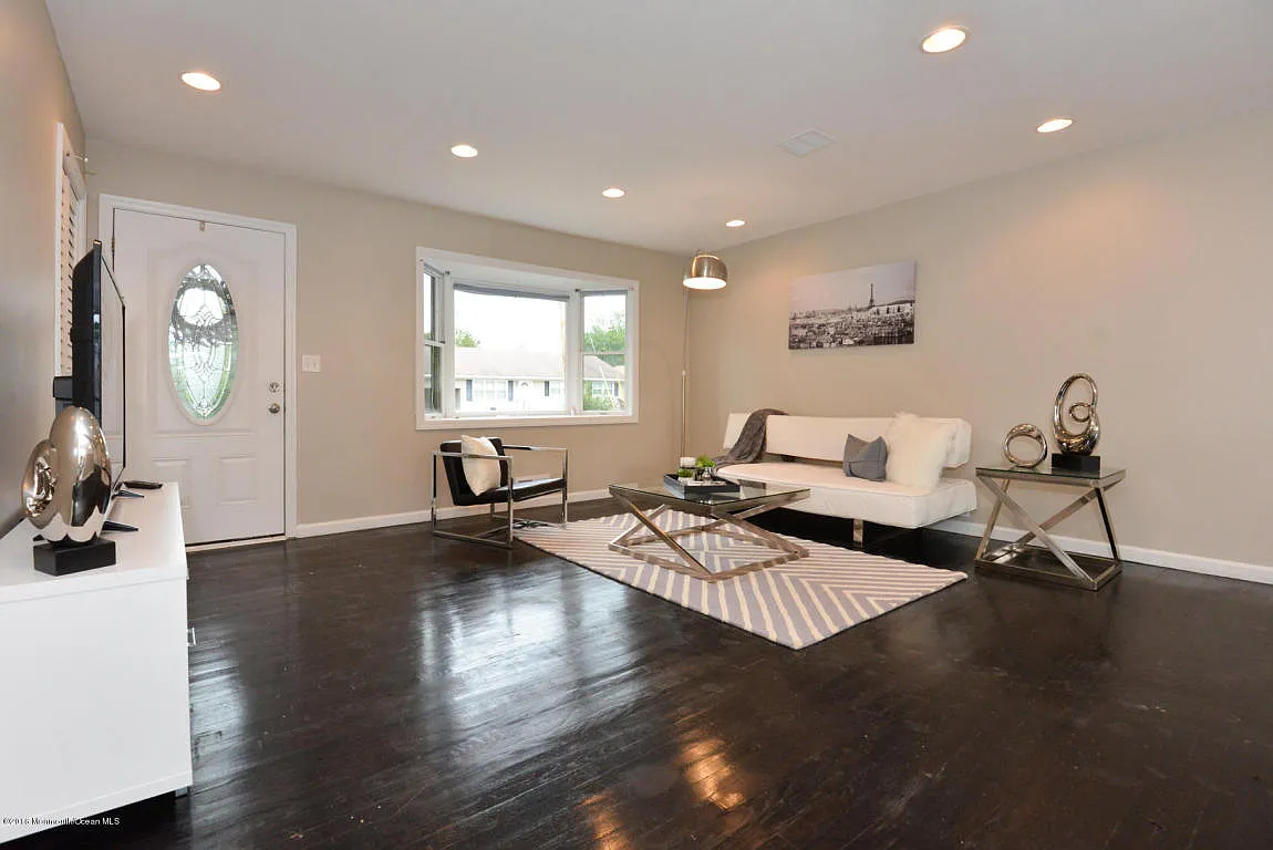 211 Lorraine Pl photo 1