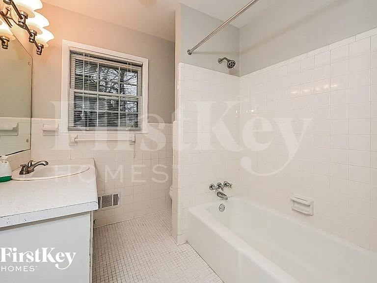 788 S Pine St NE — Photo 9