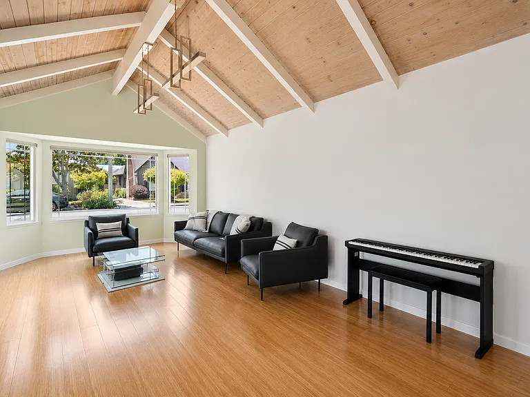 228 Channing Rd — Photo 2