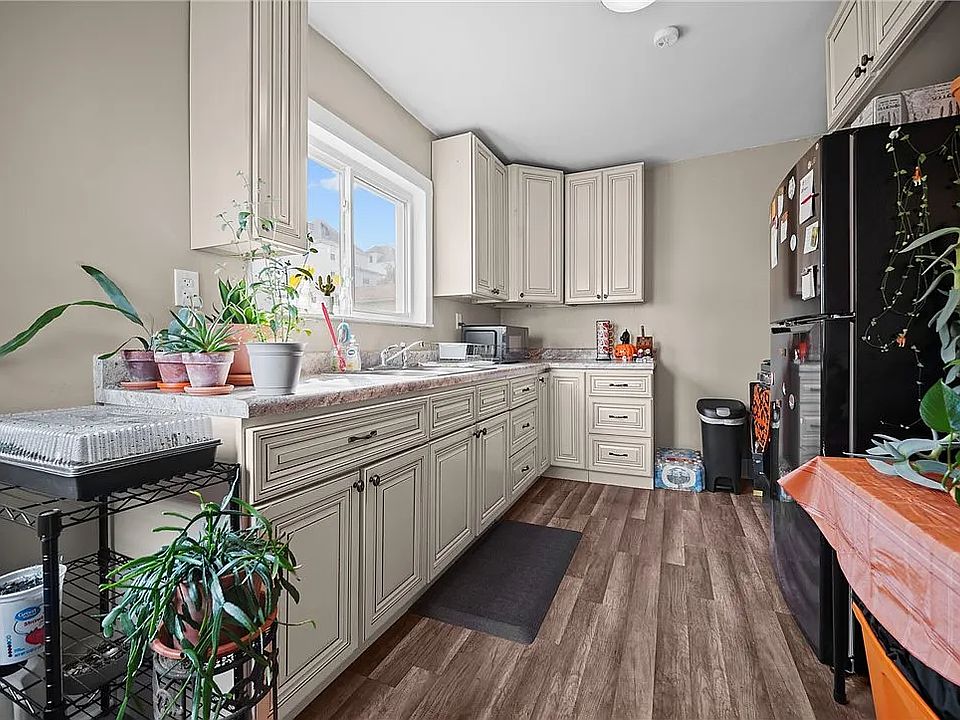 Kitchen (Gas stove, fridge)