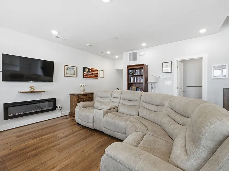 4927 Eisenhower Ave — Photo 6