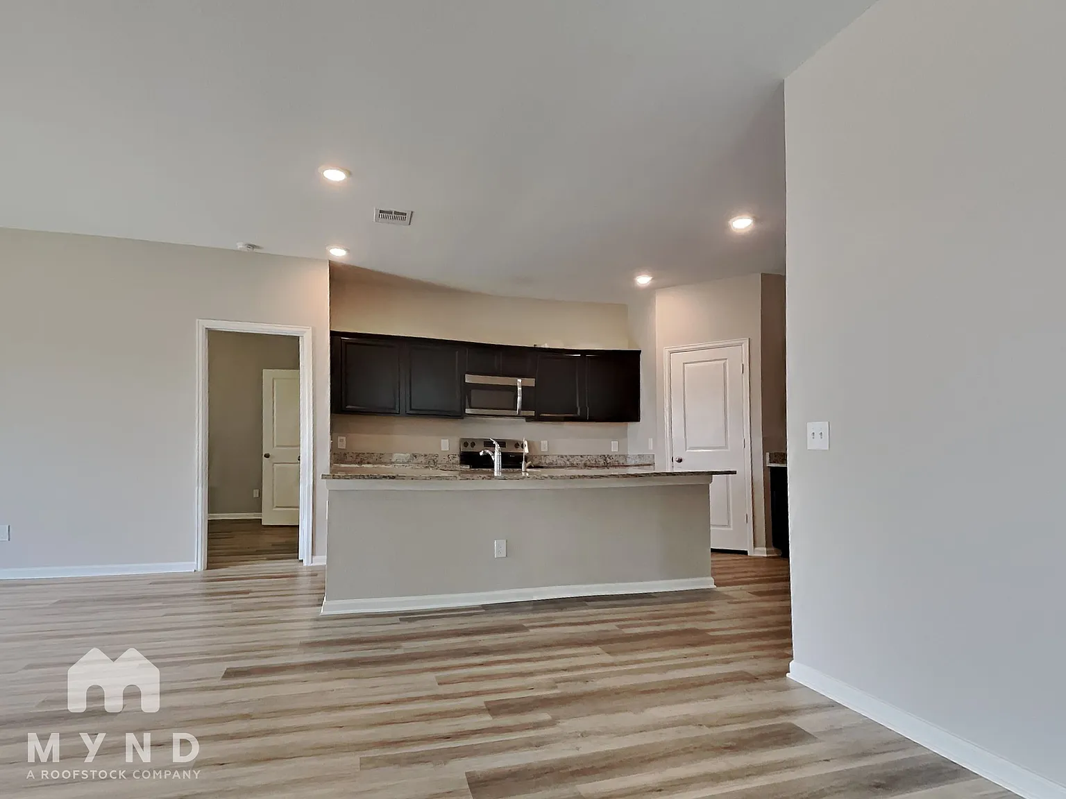 4 bed, 2.0 bath, 1827 sqft, $2,115 — Photo 4