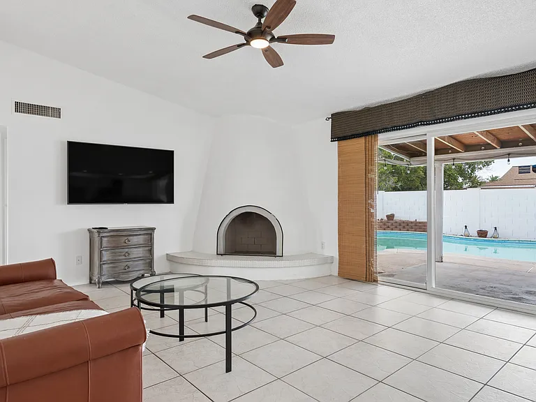 2319 E Loma Vista Dr — Photo 10