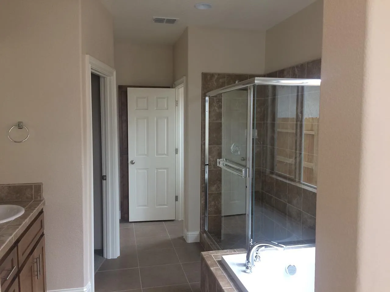 6 bed, 3641 sqft, $3,995 — Photo 4