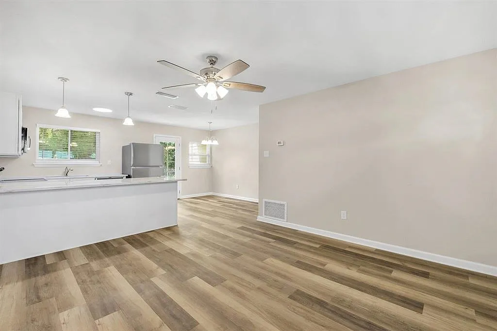 3 bed, 1000 sqft, $1,650 — Photo 2