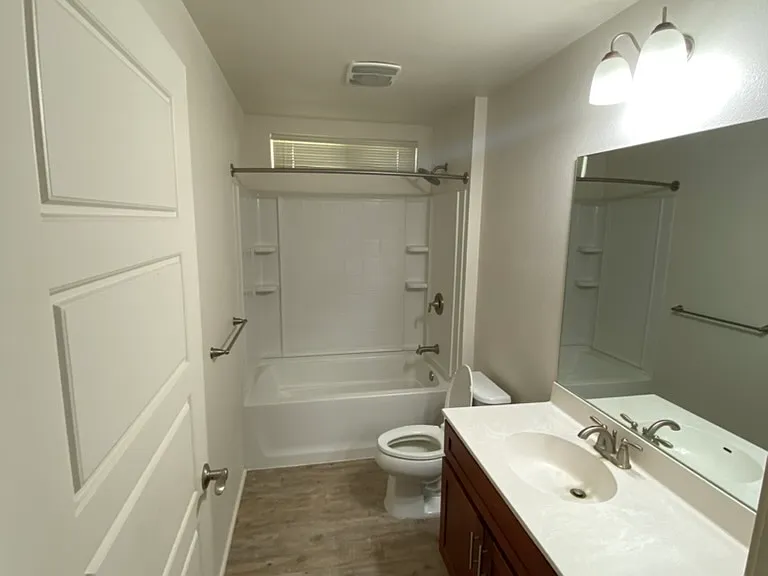 bathroom 1 w/ tub