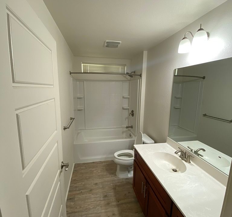 bathroom 1 w/ tub
