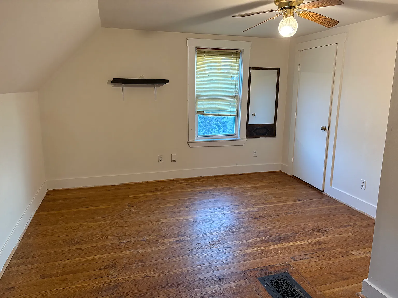389 Salem St — Photo 4