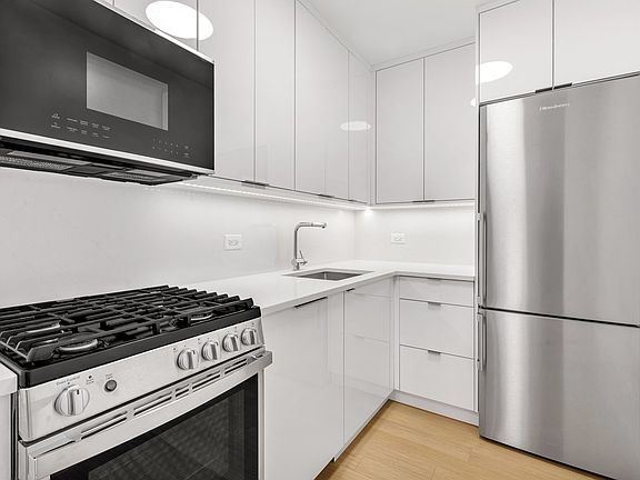 5th image of 124 W 60th St APT 18A