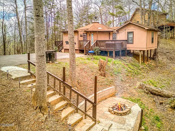 1071 E Foothills Dr, Gatlinburg, TN 37738
