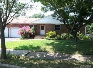 5 Moore Pl, Melville, NY 11747