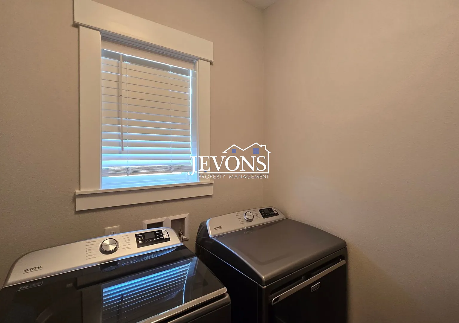 Spacious 3-Bed Townhouse in Yakima In-Unit Washer/Dryer, 1-Car Garage & 2 Outdoor Spots — Photo 3