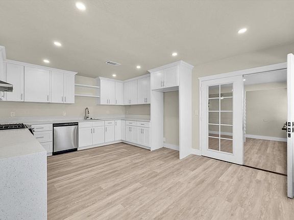 4th image of 4860 Crestview Dr