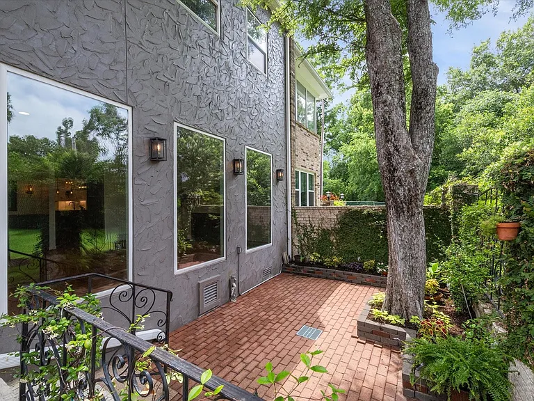 7922 Woodway Dr — Photo 2