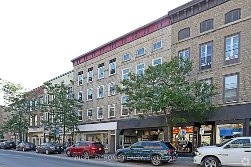89 King St W Photo 1
