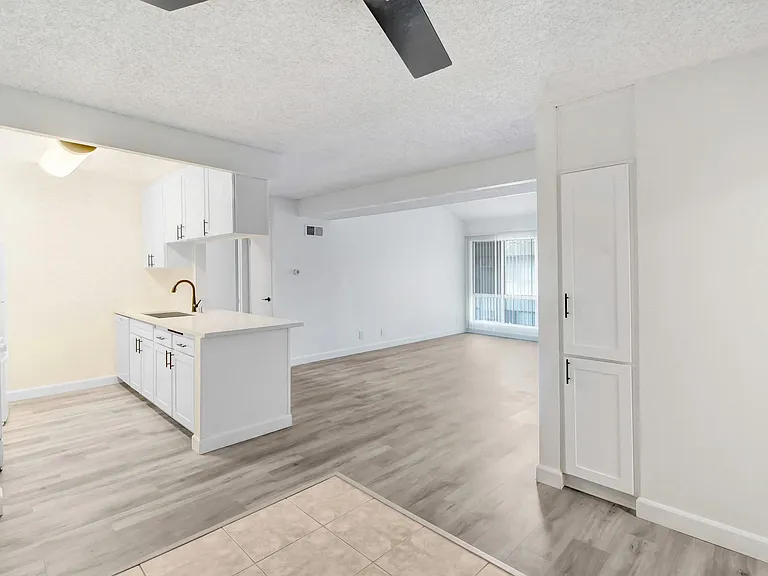 5830 Reseda Boulevard — Photo 20