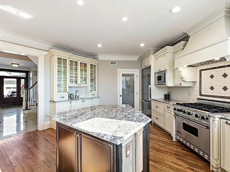 30 Columbus Dr — Photo 18