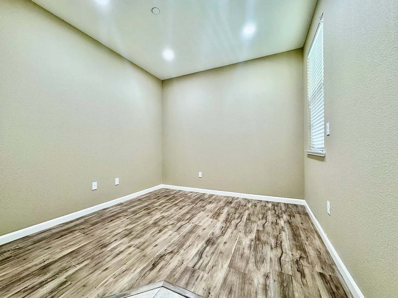 3 bed, 2.5 bath, 1727 sqft, $4,000 — Photo 4