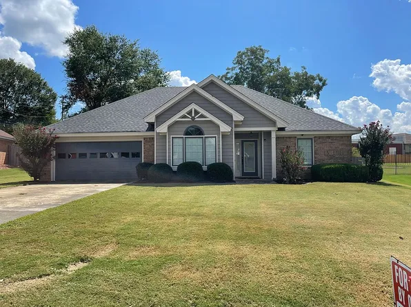 1722 Twelve Oaks Ln, Prattville, AL 36066