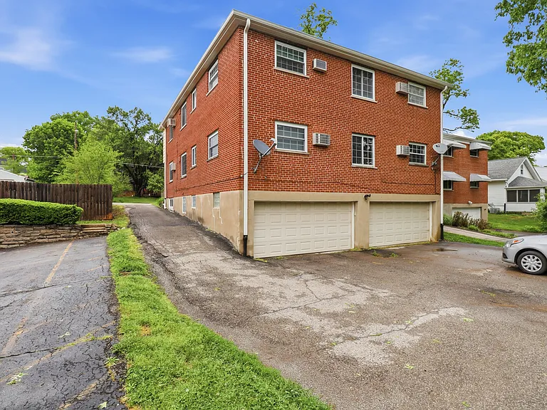 6237 Benneville St #1 — Photo 33