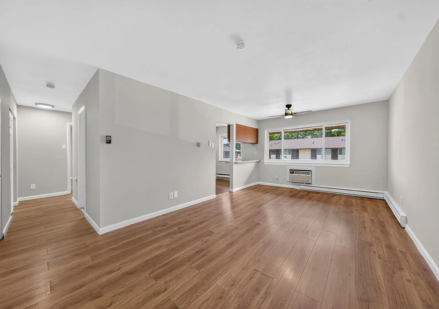 2-Bedroom Hazelwood Apartment | 7565 Hazelcrest H — Photo 2