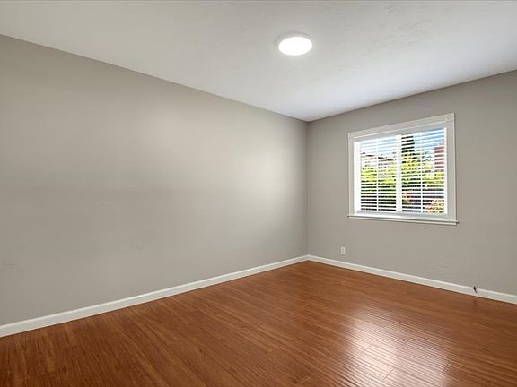 5th image of 323 De Leon Ave