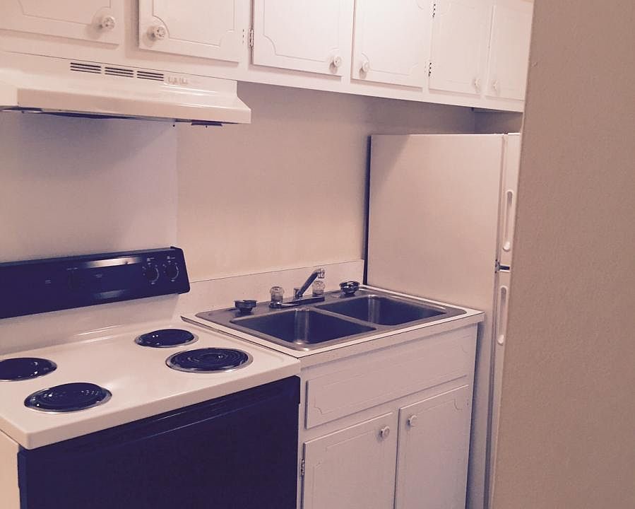 2nd image of 2112 Fairfax Ave APT 209