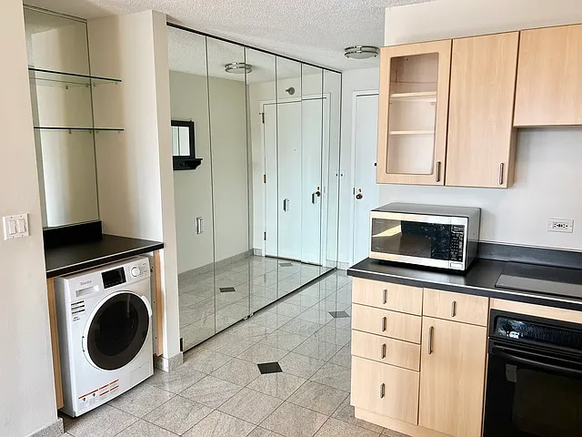 111 W Maple St — Photo 2