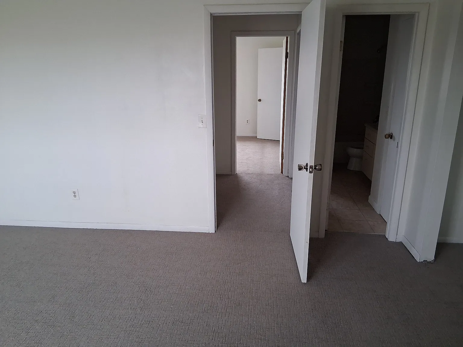 3 bed, 1.5 bath, 1600 sqft, $2,100 — Photo 2