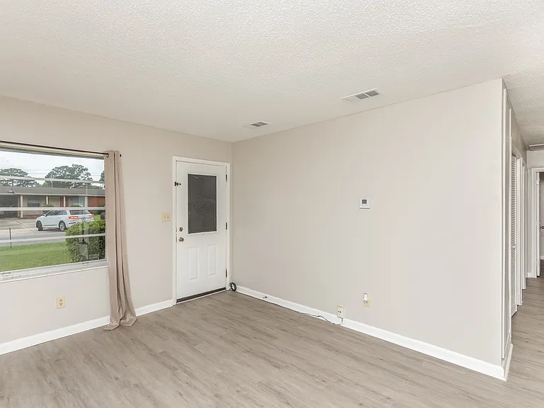 6404 Dunbar Rd — Photo 2